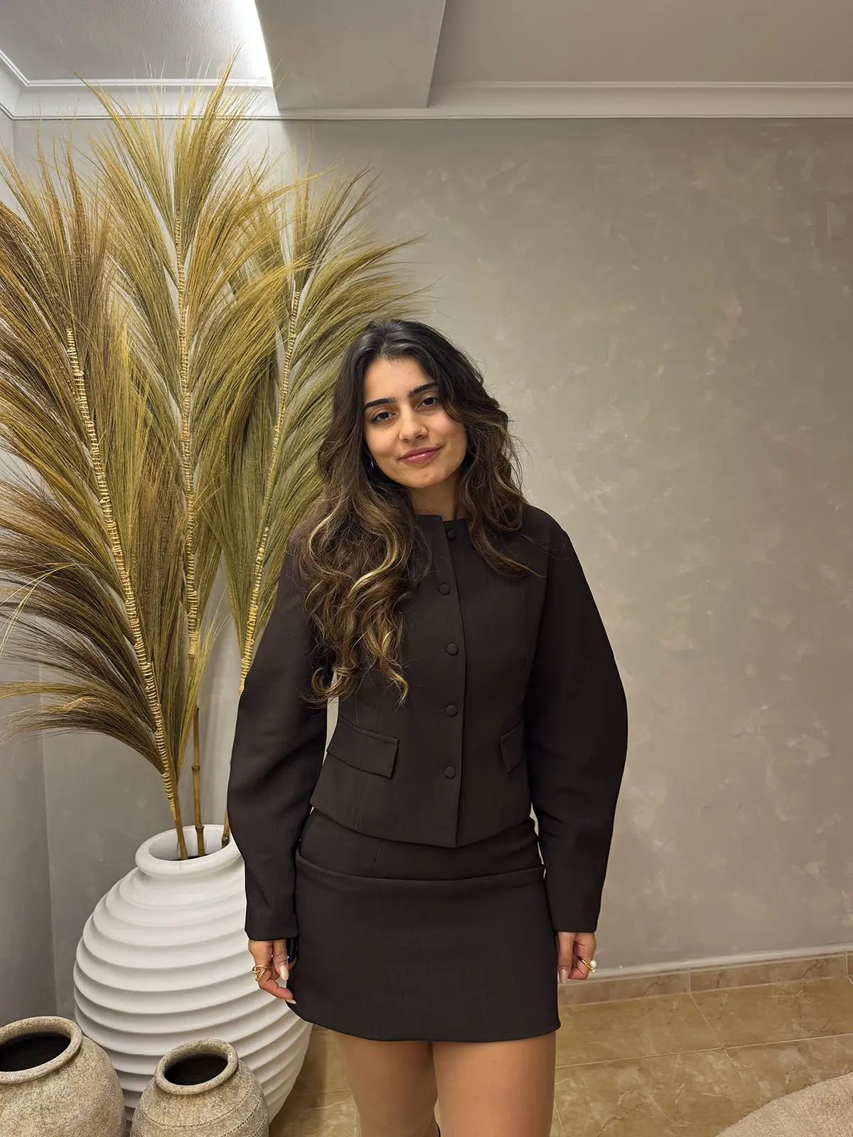 Conjunto Elegante em Castanho com Saia