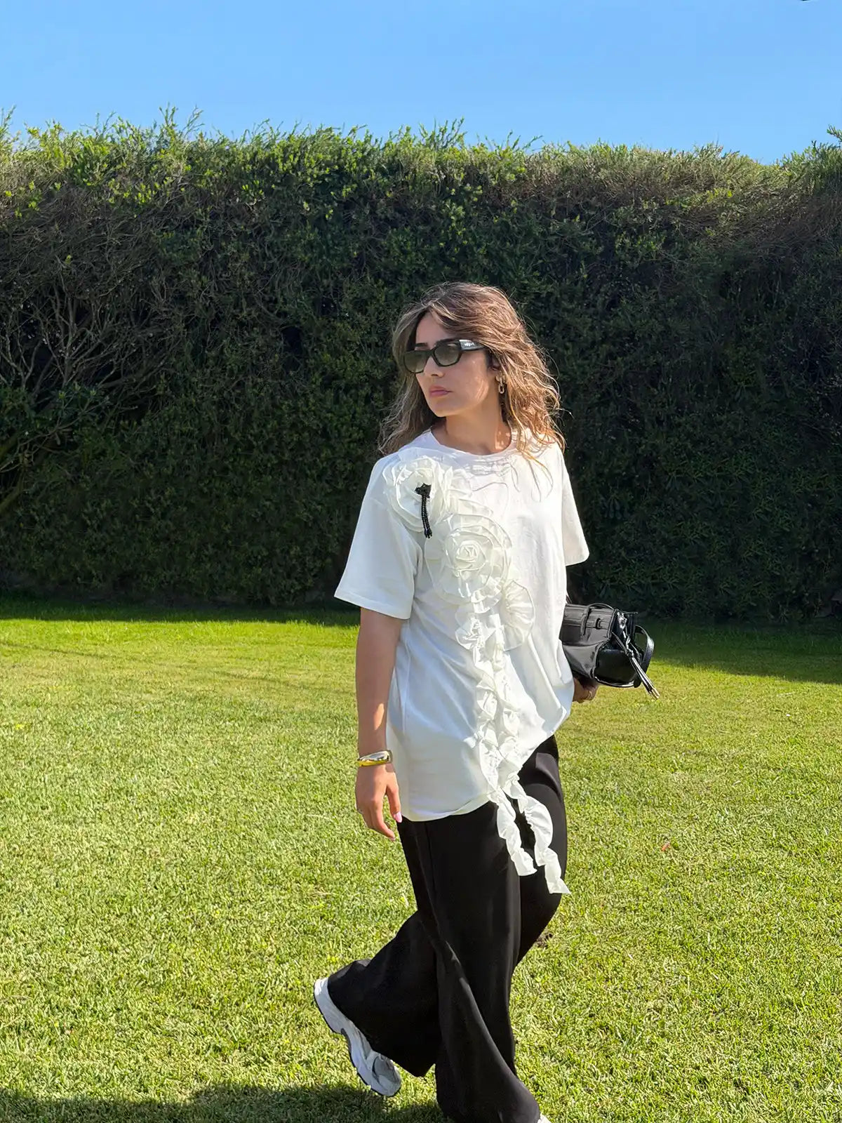 T-shirt Branca com Aplique Floral