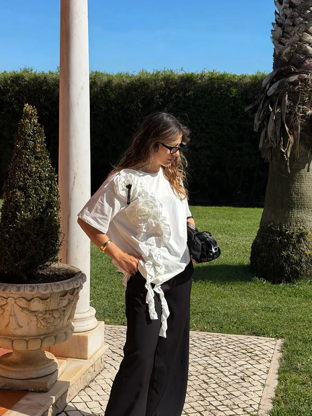 T-shirt Branca com Aplique Floral