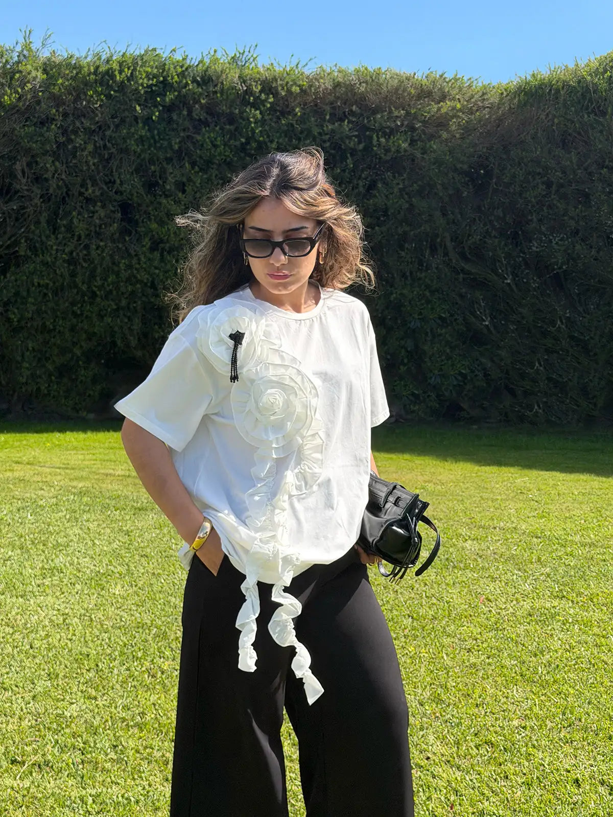 T-shirt Branca com Aplique Floral